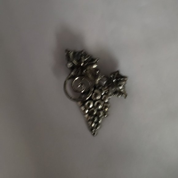 Vintage Danecraft Sterling Silver Grape Brooch - Picture 5 of 10